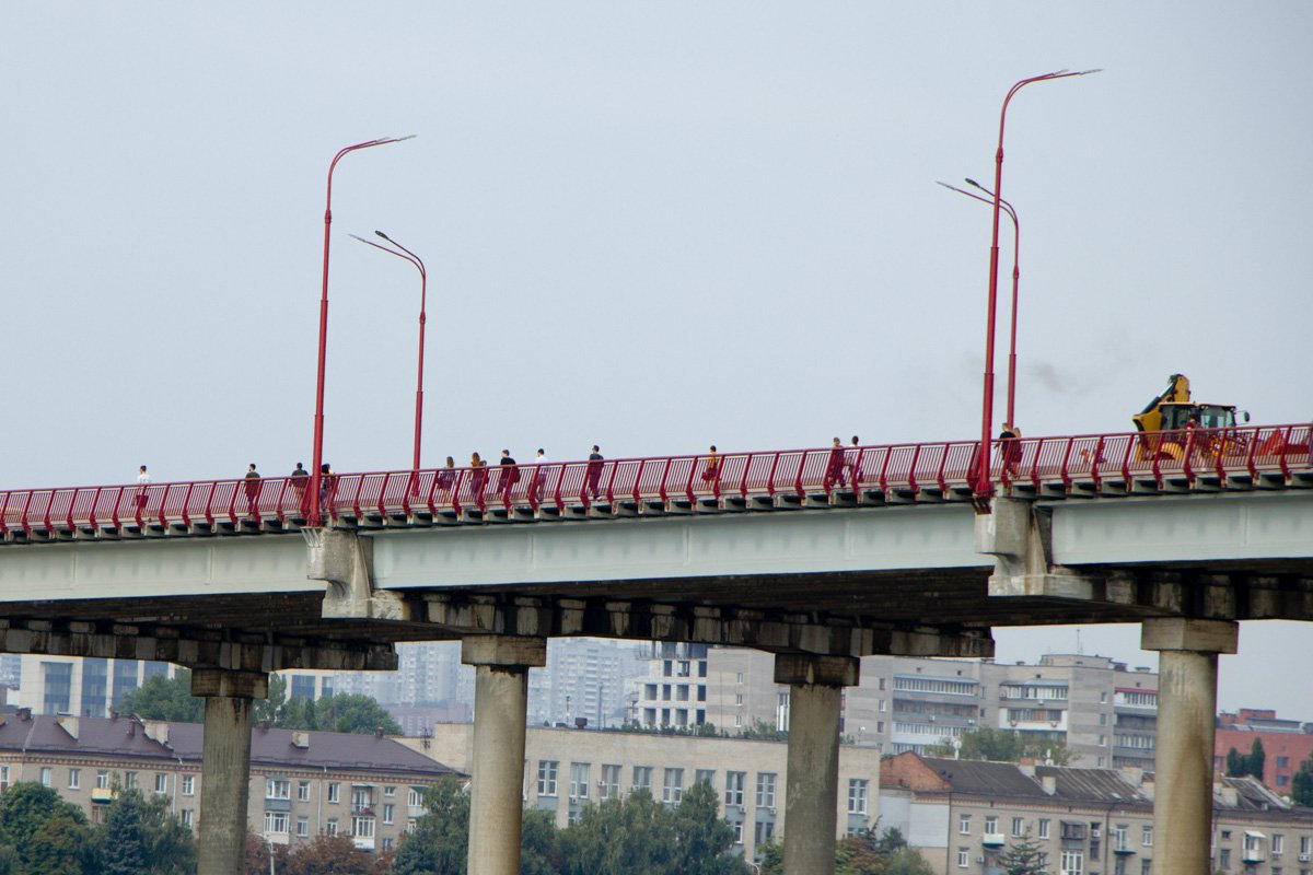 А кто-то выбирает идти пешком А кто-то выбирает идти пешком