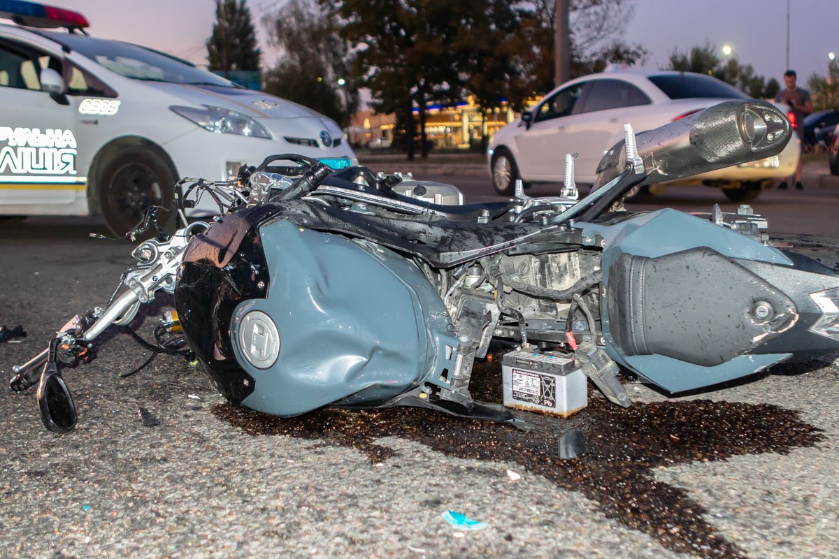 31 июля, на Набережной Победы случилось мото-ДТП 31 июля, на Набережной Победы случилось мото-ДТП