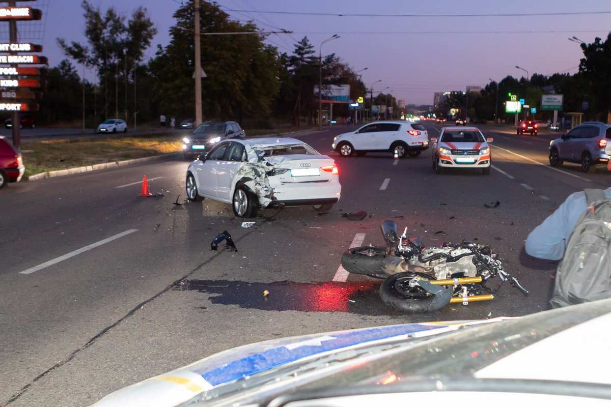 Движение по набережной в сторону центра осуществляется по крайнему правому ряду Движение по набережной в сторону центра осуществляется по крайнему правому ряду