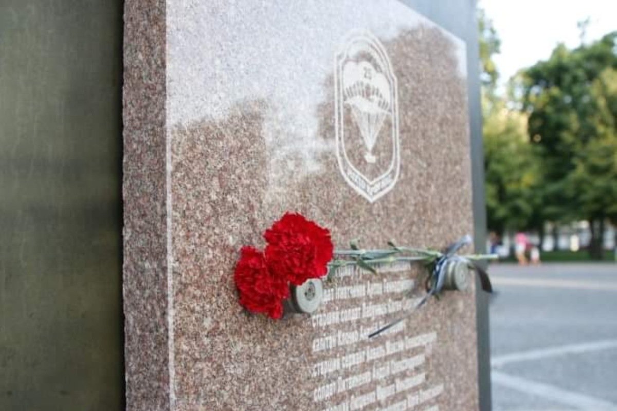 Присутствующие почтили память героев минутой молчания, а военные - выстрелами Присутствующие почтили память героев минутой молчания, а военные - выстрелами