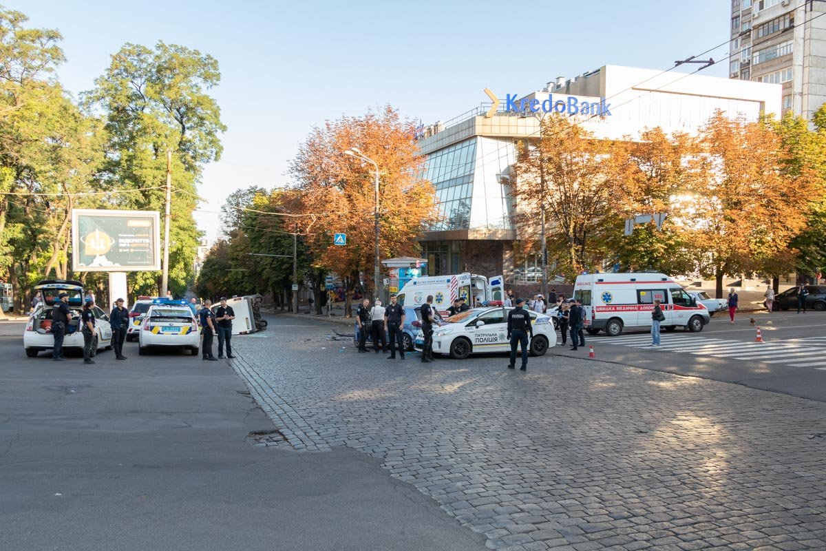 В центре Днепра перевернулась маршрутка с пассажирами: пострадали больше 10 человек В центре Днепра перевернулась маршрутка с пассажирами: пострадали больше 10 человек
