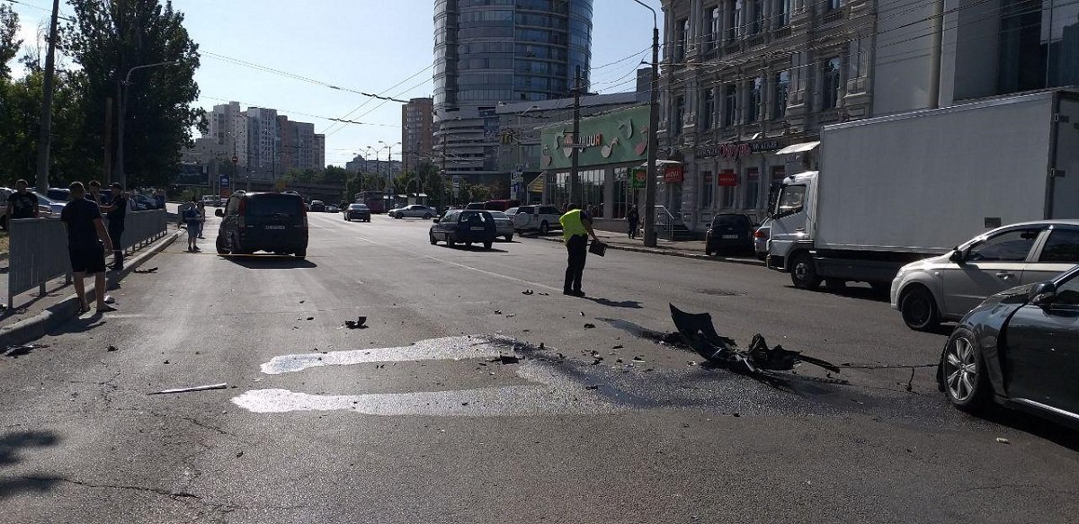 На пересечении Европейской и Владимира Великого столкнулись Lexus и Mercedes На пересечении Европейской и Владимира Великого столкнулись Lexus и Mercedes