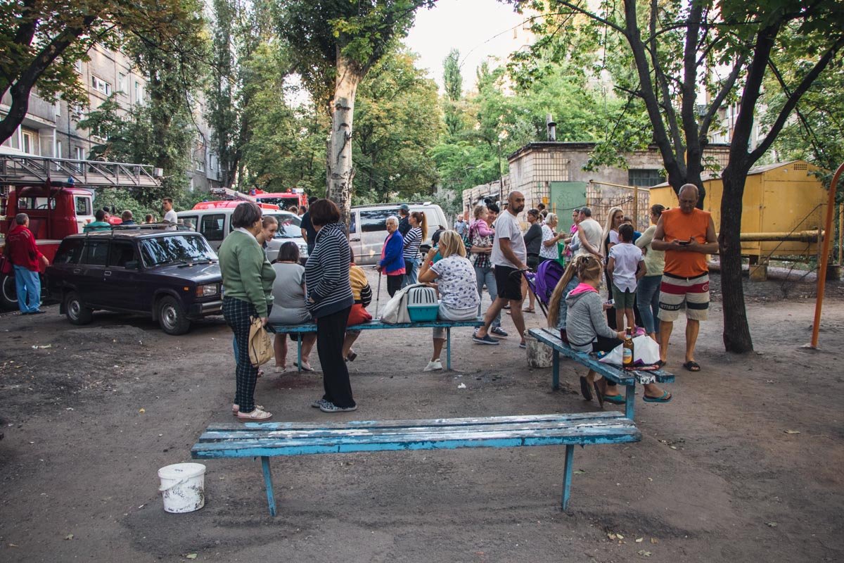 Соседи вышли на улицу Соседи вышли на улицу