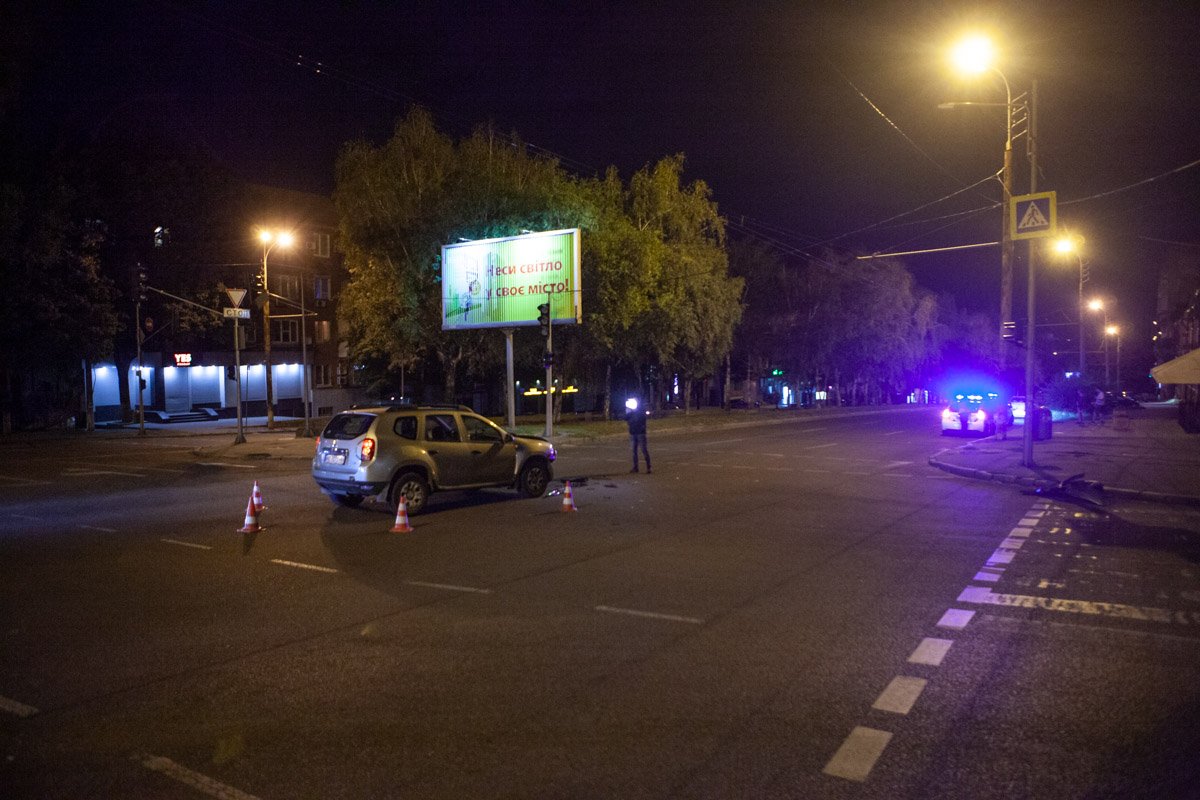 Перед паркетником выехала Таврия, зацепила его за переднюю часть автомобиля и скрылась с места происшествия