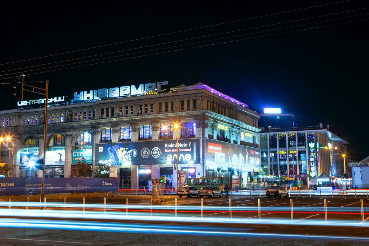 Мрак окутывает улицы и проспекты, сменяя привычные пейзажи Мрак окутывает улицы и проспекты, сменяя привычные пейзажи