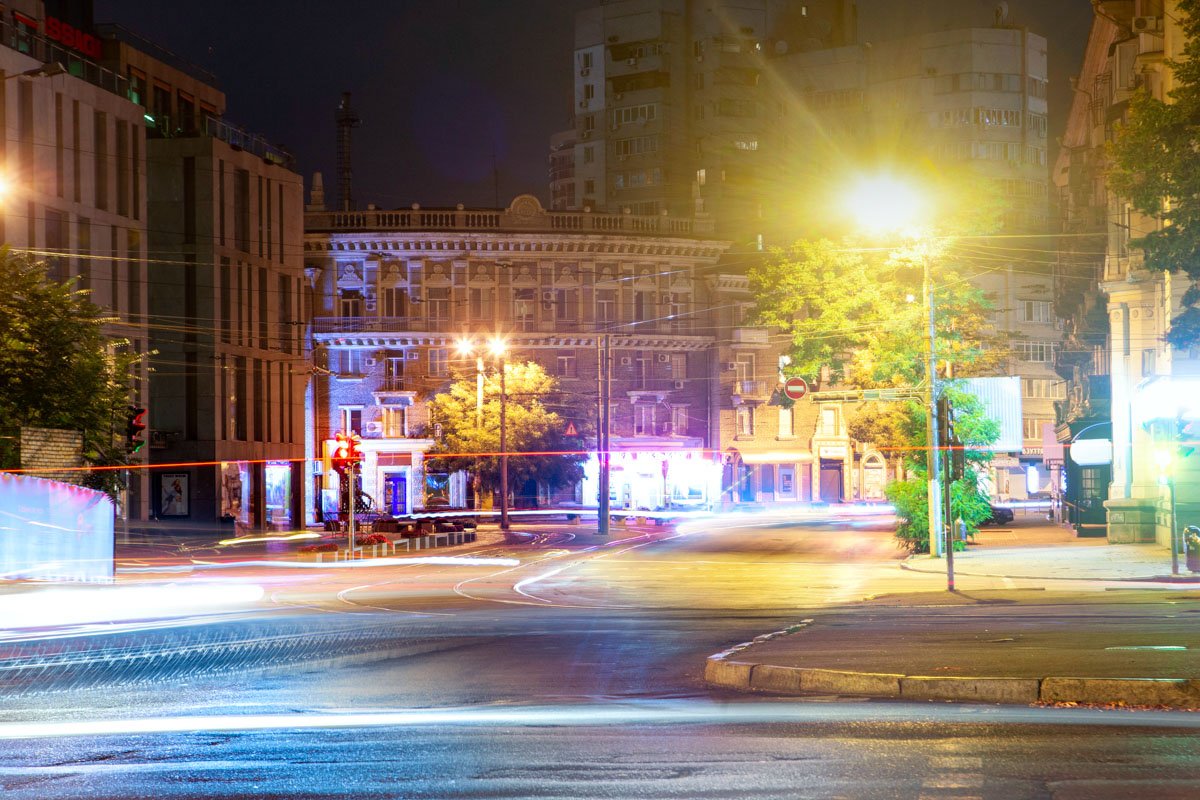 Перекресток проспекта Яворницкого и улицы Липинского Перекресток проспекта Яворницкого и улицы Липинского