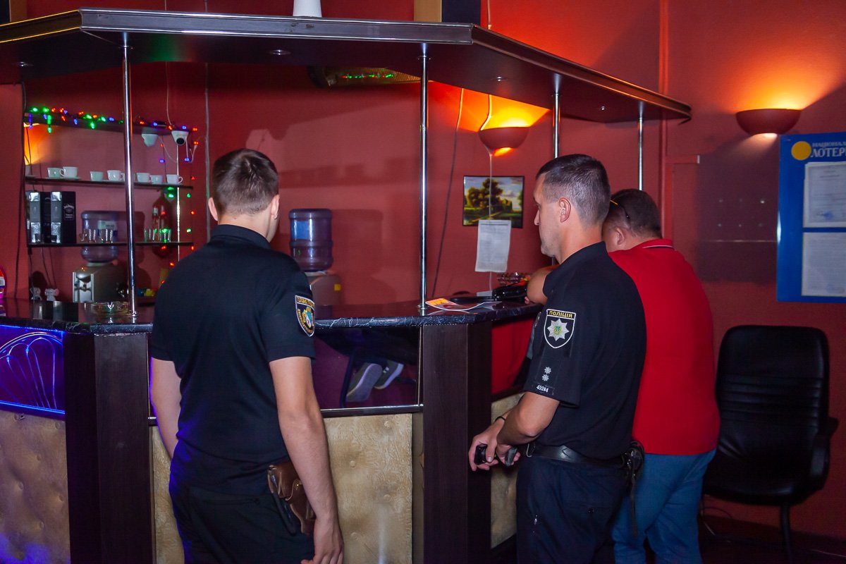 В Днепре организация "Рух Вільна Доля" активно борется с игорным бизнесом 7