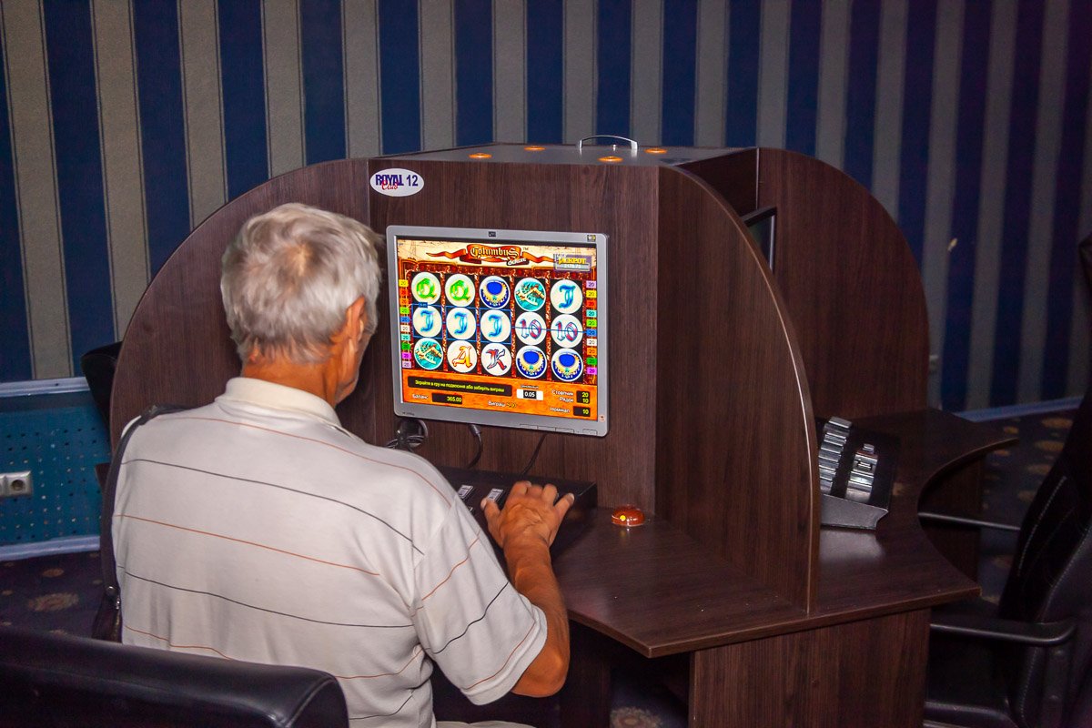 В Днепре организация "Рух Вільна Доля" активно борется с игорным бизнесом 10