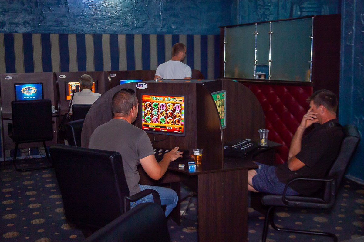 В Днепре организация "Рух Вільна Доля" активно борется с игорным бизнесом 11