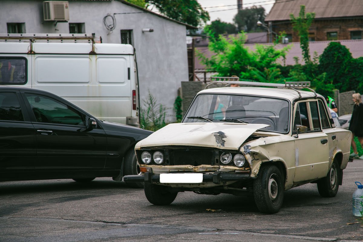 На пересечении Выборгской и Нестерова столкнулись ВАЗ и Citroen На пересечении Выборгской и Нестерова столкнулись ВАЗ и Citroen