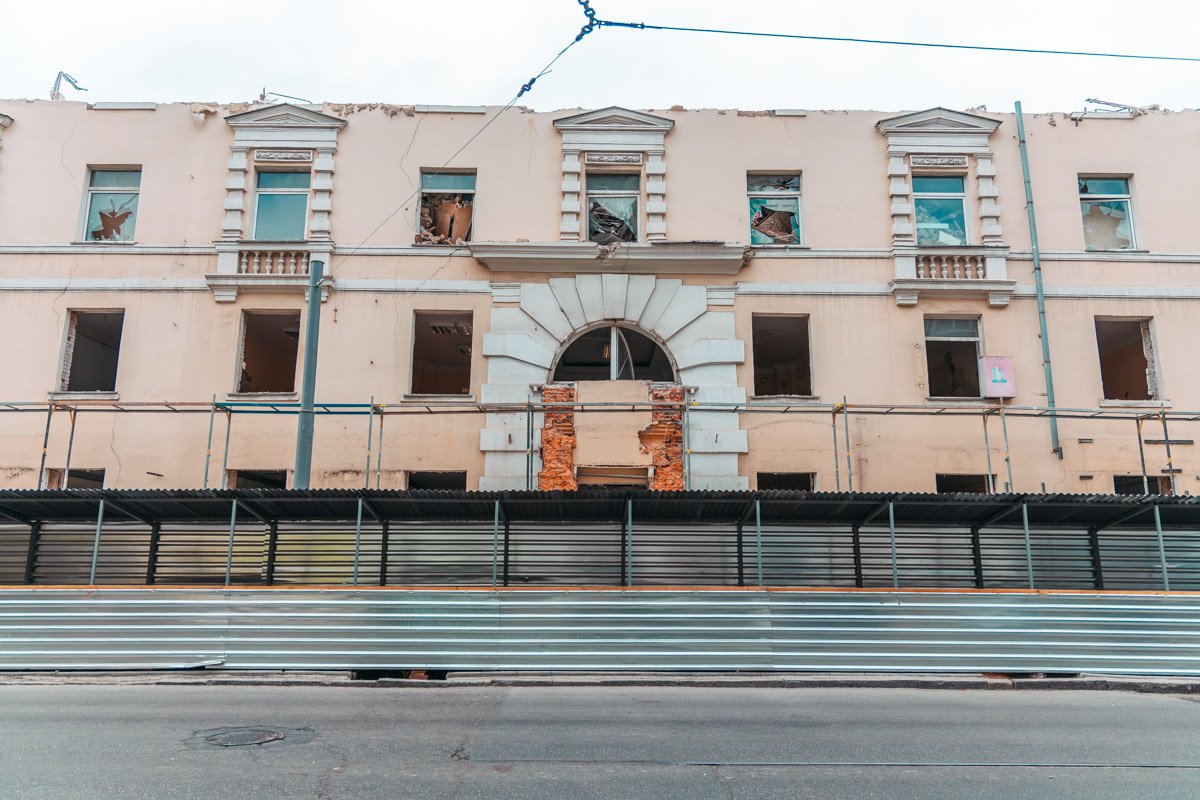 Место строительства оградили Место строительства оградили