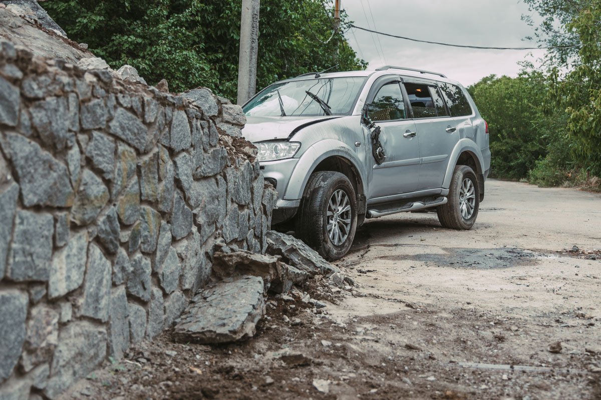 На улице Речной автомобиль Mitsubishi влетел в клумбу, прилегающую к жилому дому и перевернулся На улице Речной автомобиль Mitsubishi влетел в клумбу, прилегающую к жилому дому и перевернулся