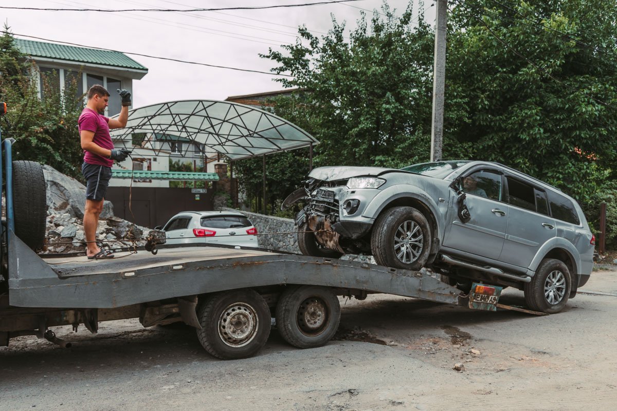 Автомобиль поставили на колеса и вызвали на место эвакуатор Автомобиль поставили на колеса и вызвали на место эвакуатор