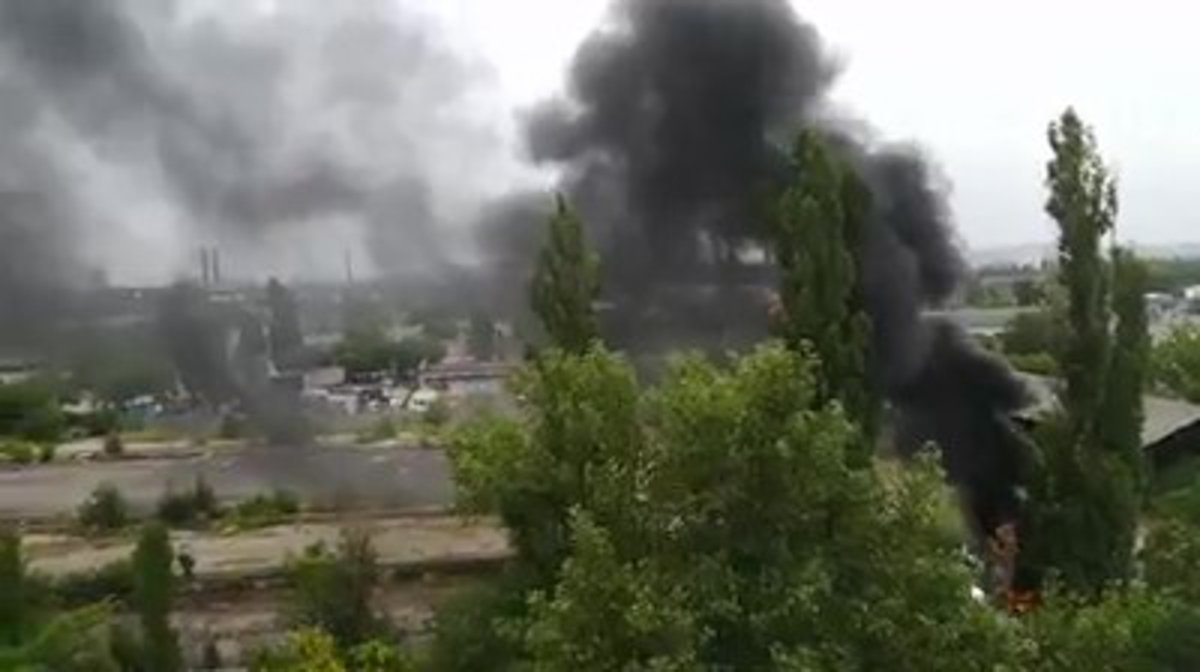 В Днепре на Богдана Хмельницкого горел мусор: черный дым несло в сторону жилых домов В Днепре на Богдана Хмельницкого горел мусор: черный дым несло в сторону жилых домов