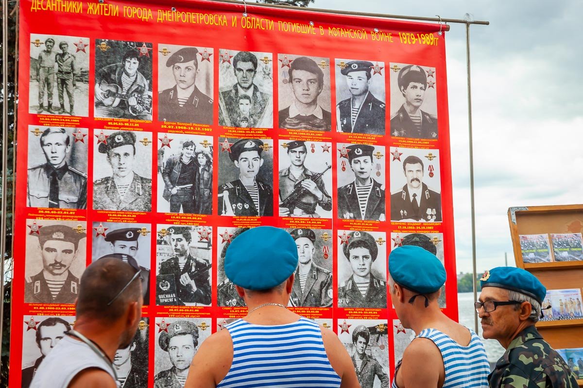 Возле памятника стоит стенд