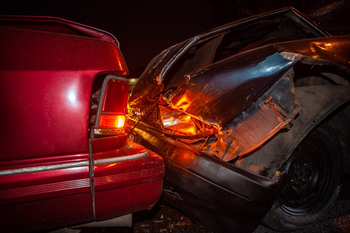 Водитель внедорожника остановился пропустить пешеходов, а в него врезался Chrysler Водитель внедорожника остановился пропустить пешеходов, а в него врезался Chrysler