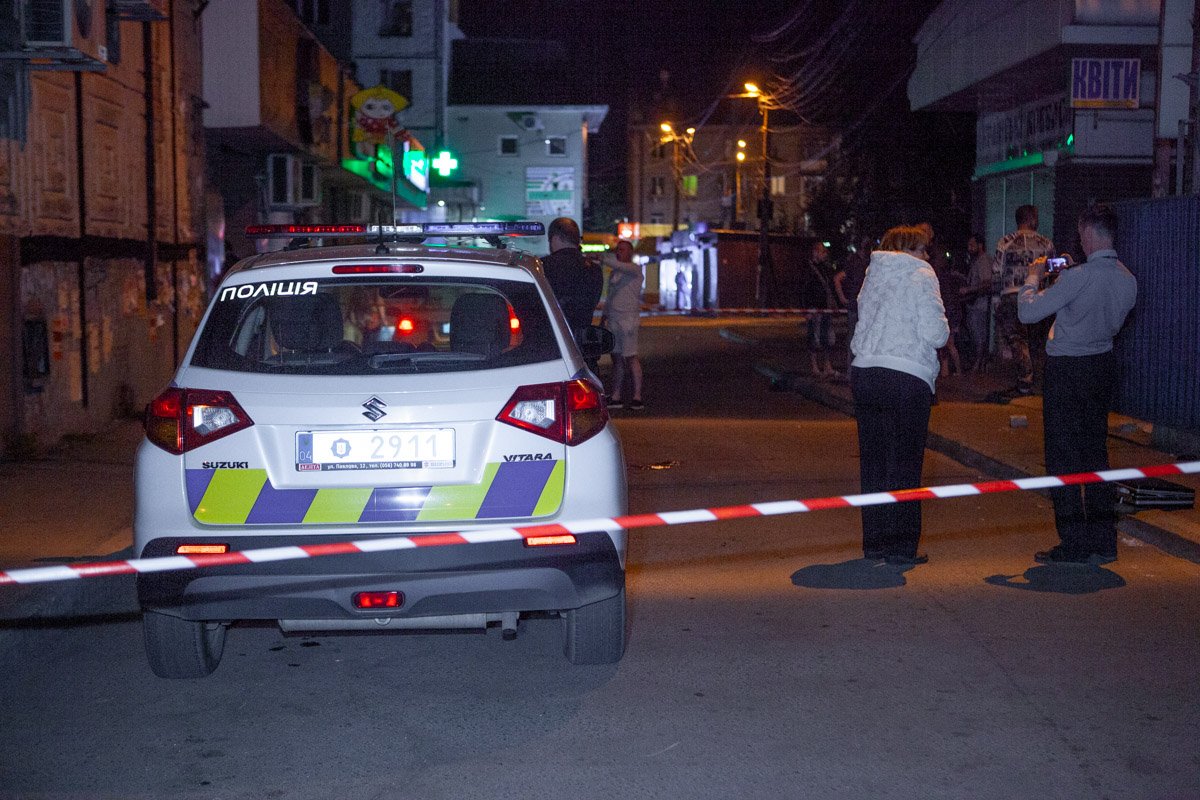 Со слов очевидцев, конфликт начался с того, что двое мужчин начали выяснять отношения с парнем из-за бывшего праздника ВДВ Со слов очевидцев, конфликт начался с того, что двое мужчин начали выяснять отношения с парнем из-за бывшего праздника ВДВ