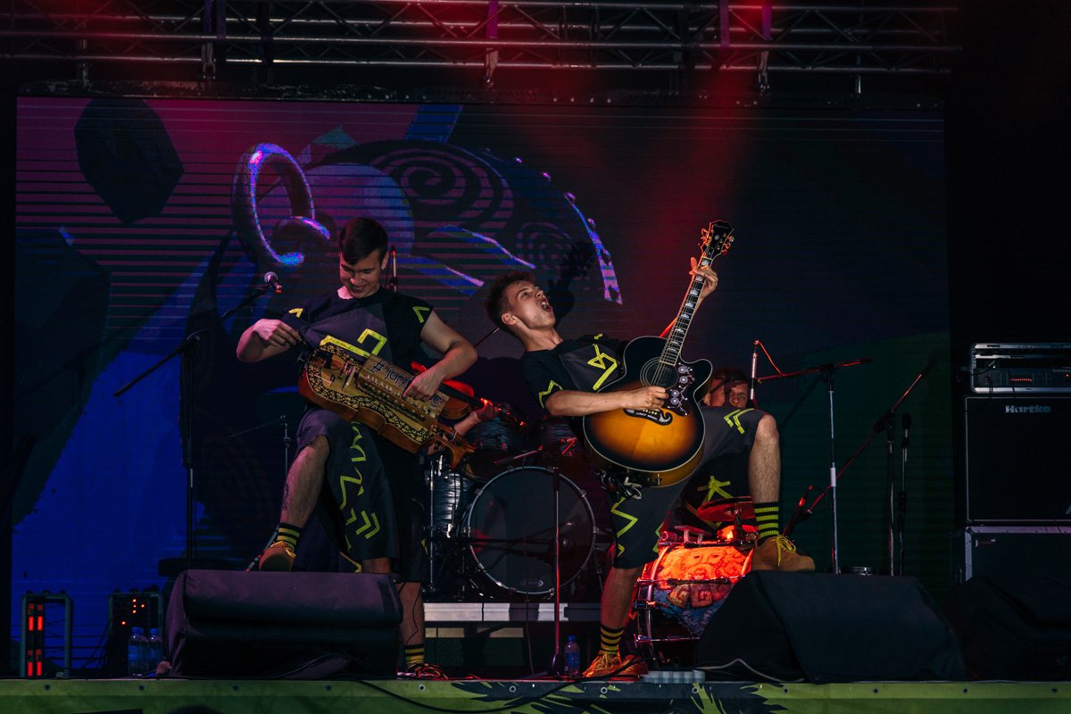 Попасть на фестиваль можно пешком, через понтонный мост или на водном такси