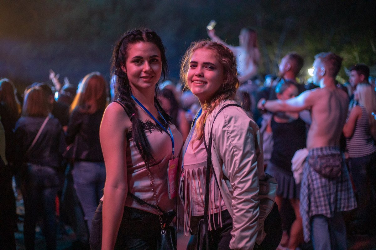 Позируют нашему оператору