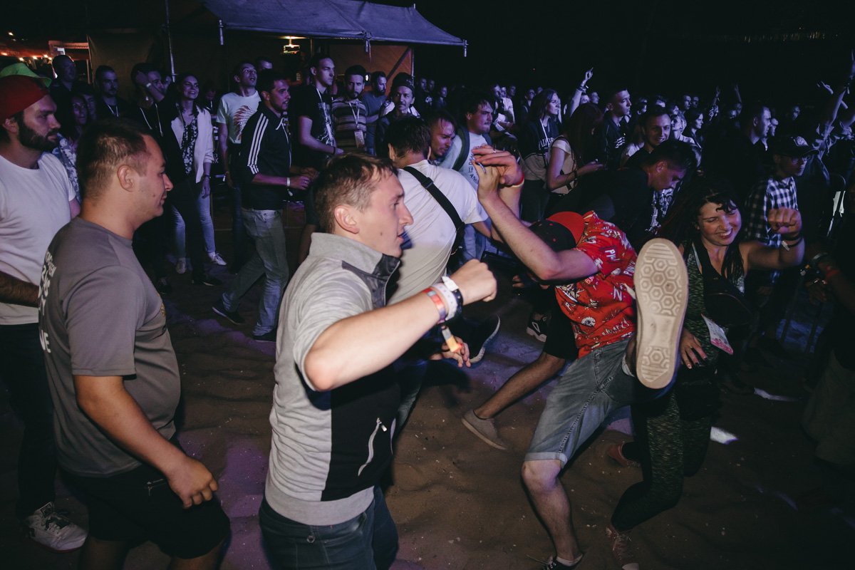 Начались танцы