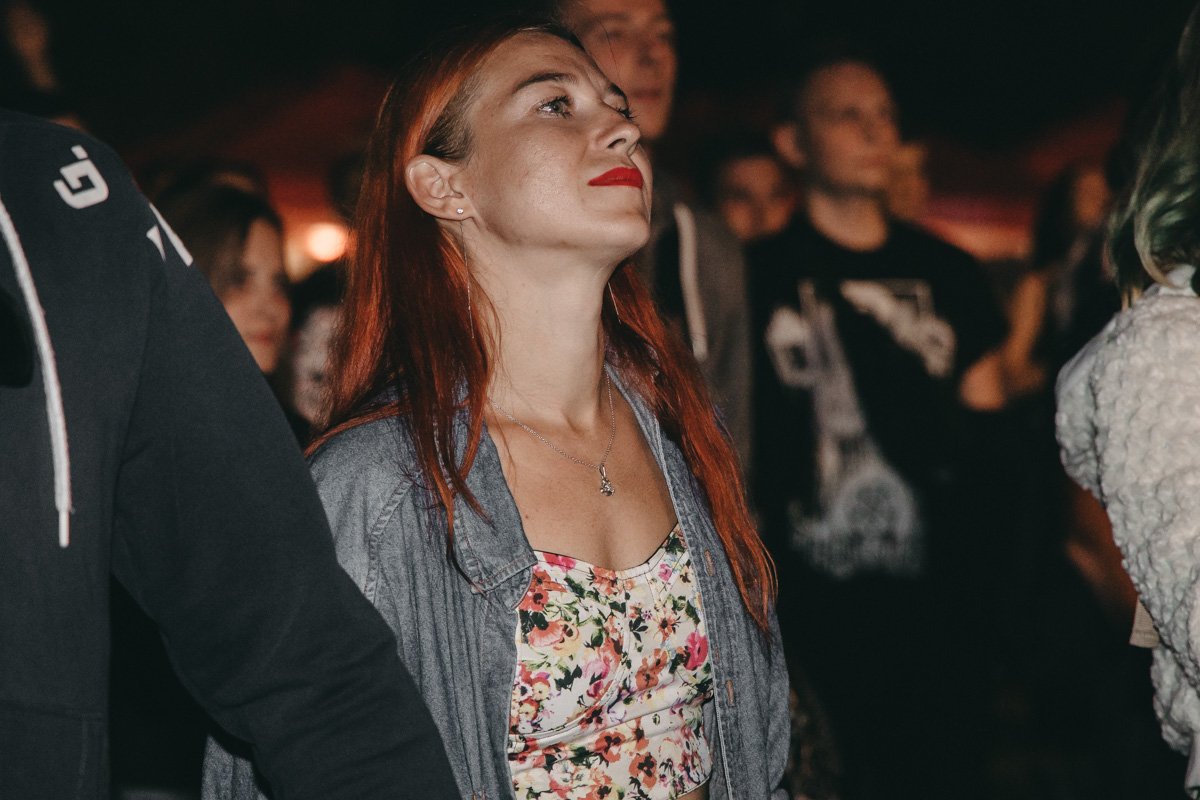 Ей очень нравится музыка