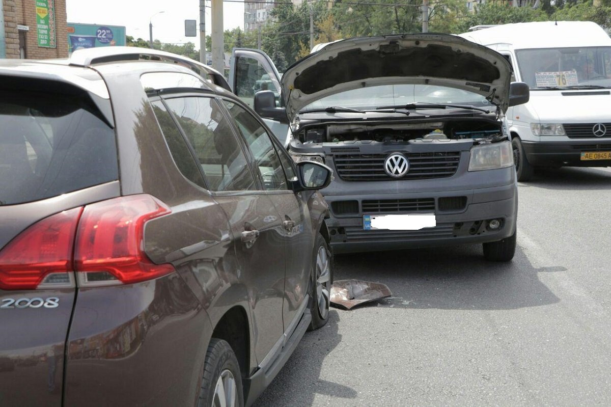 Столкнулись Peugeot и Volkswagen  Столкнулись Peugeot и Volkswagen