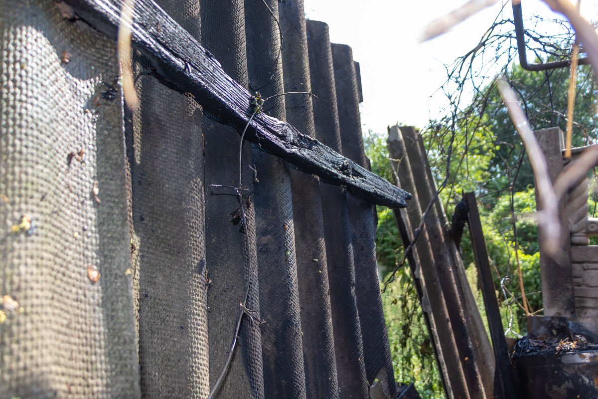 Пожар возник на территории частного дома на улице Чайковского Пожар возник на территории частного дома на улице Чайковского