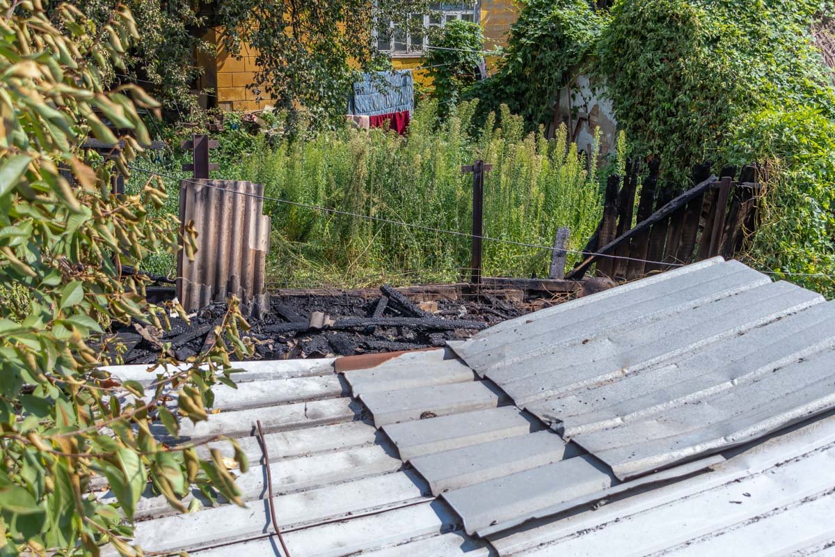 Предварительно, сгорели уличный туалет и душ Предварительно, сгорели уличный туалет и душ