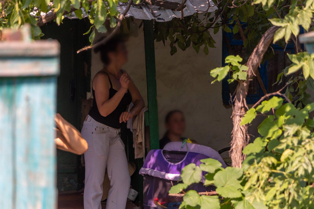 Со слов местных жителей, в доме живут люди, которые любят изрядно выпить Со слов местных жителей, в доме живут люди, которые любят изрядно выпить