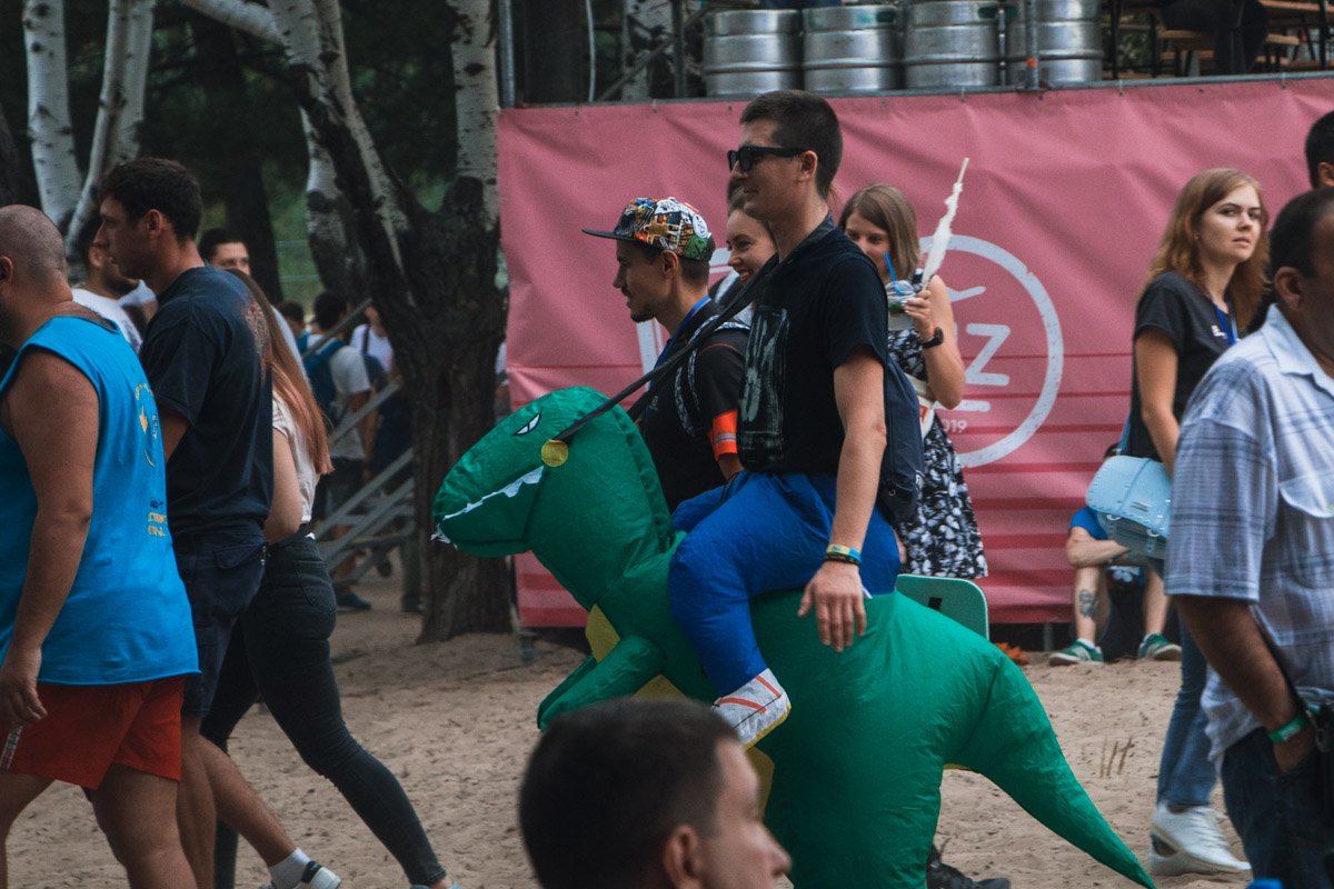 Просто парень верхом на тирексе. Листай дальше