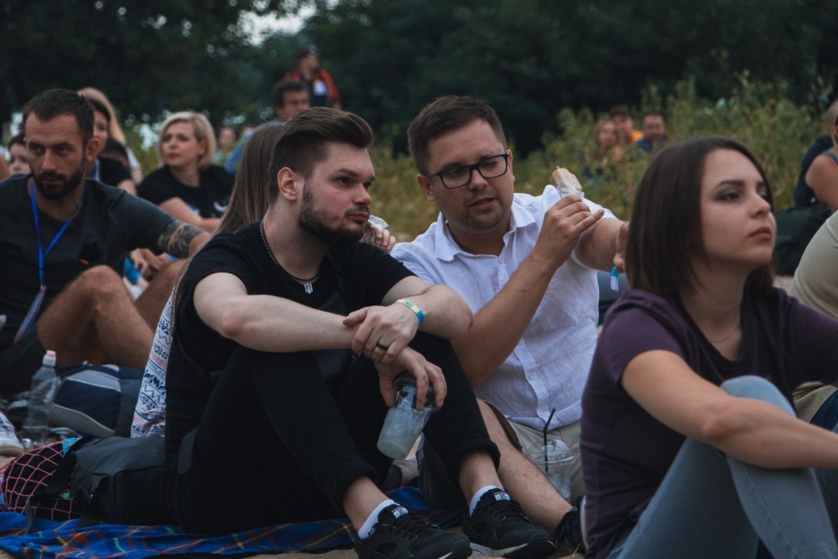 -Красиво плывут! -Кто? -Вон та группа в полосатых купальниках