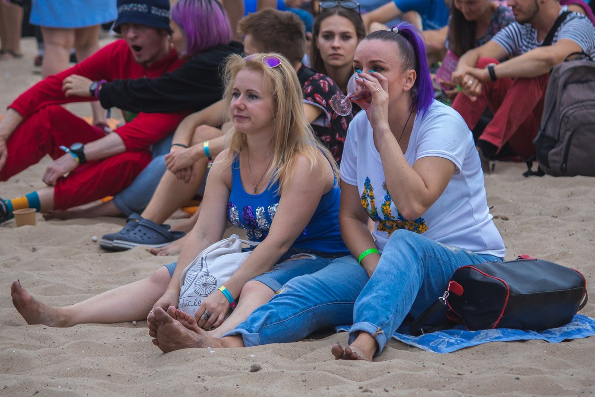 Со своим бокальчиком 