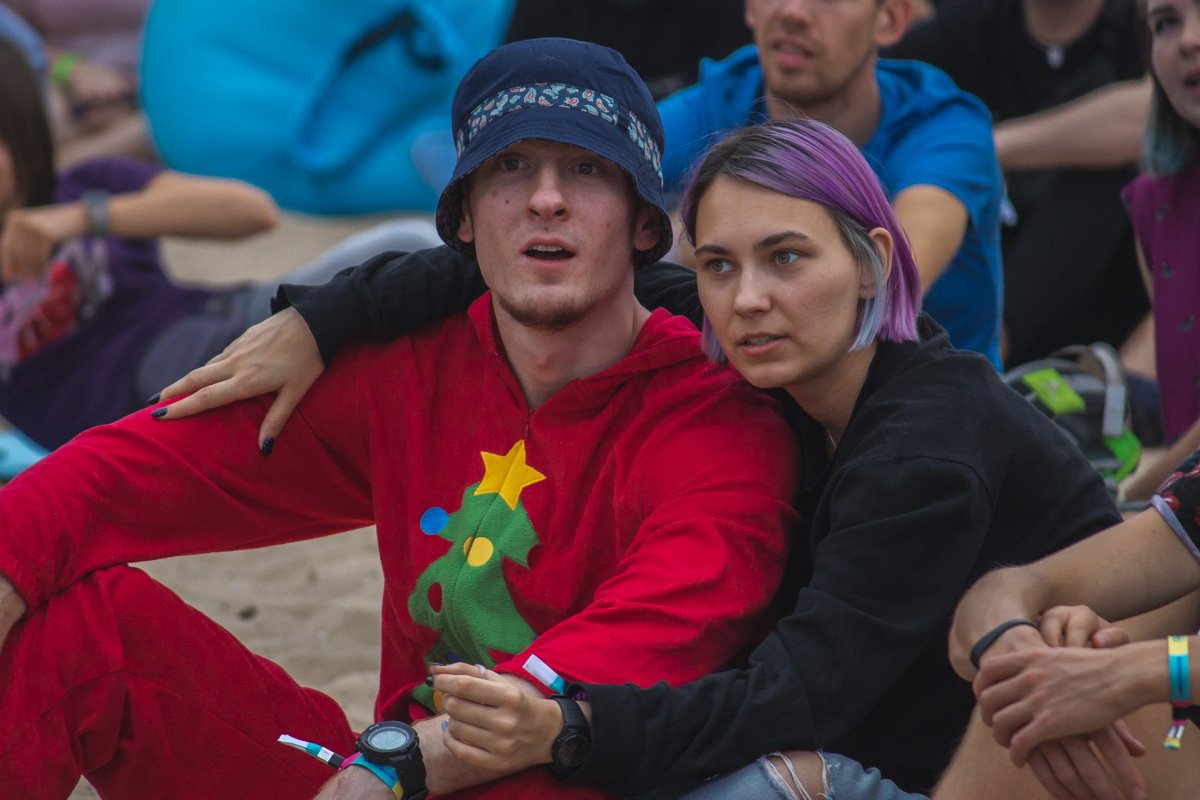 Новый год к нам мчится 