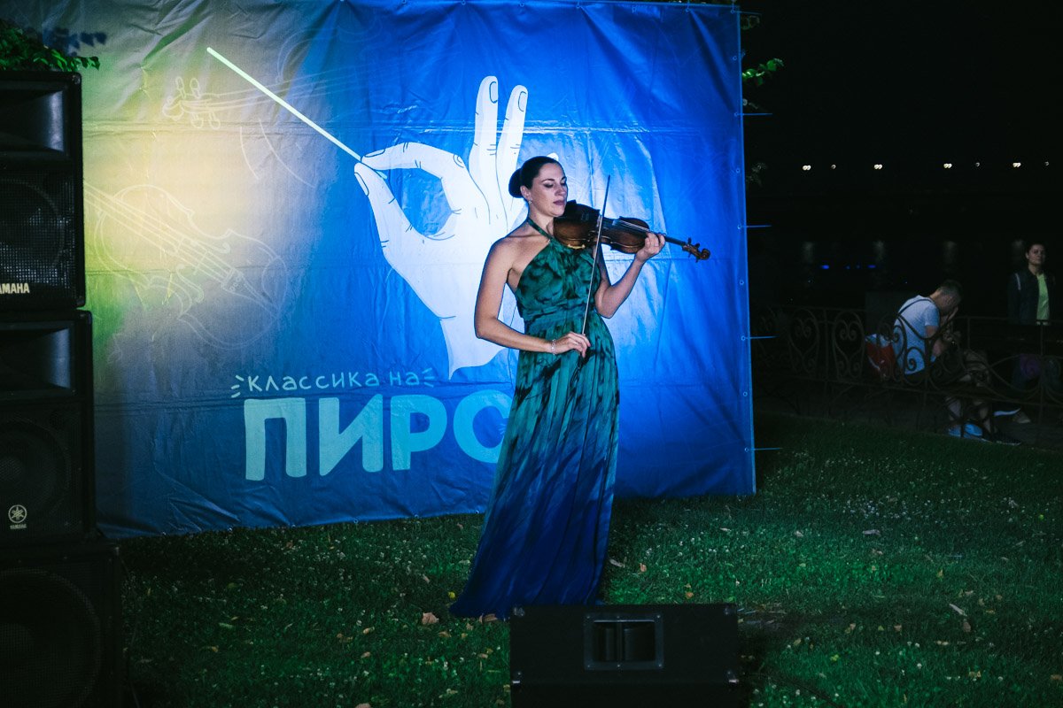 Невероятная девушка заворожила всех гостей 