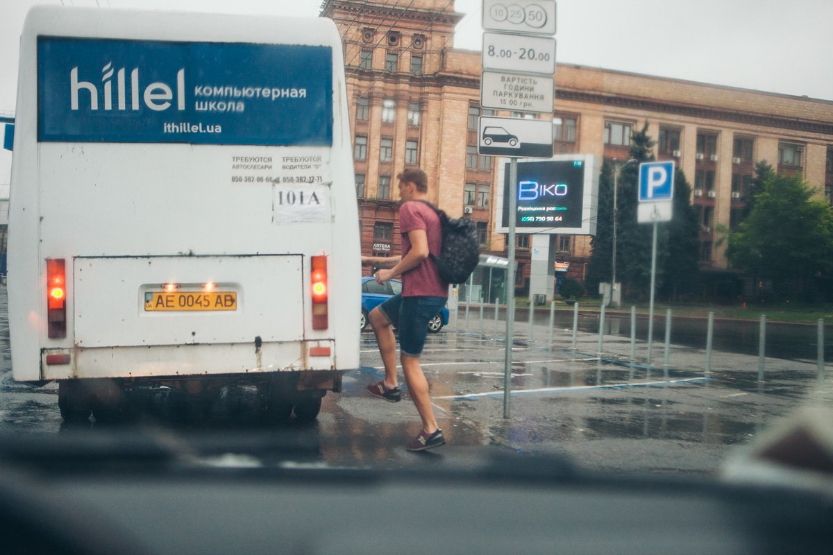 На улицу вышли только работающие люди На улицу вышли только работающие люди