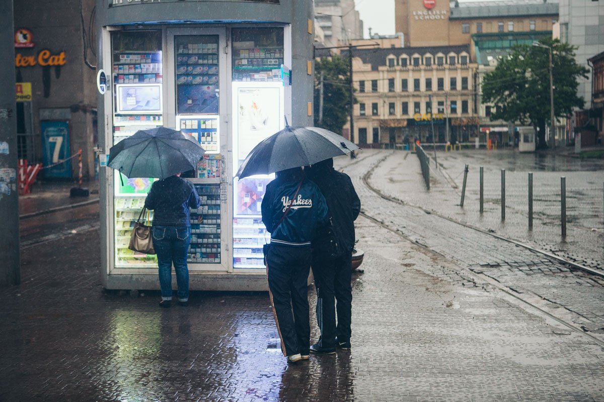 Дождь дождем, а курить хочется Дождь дождем, а курить хочется