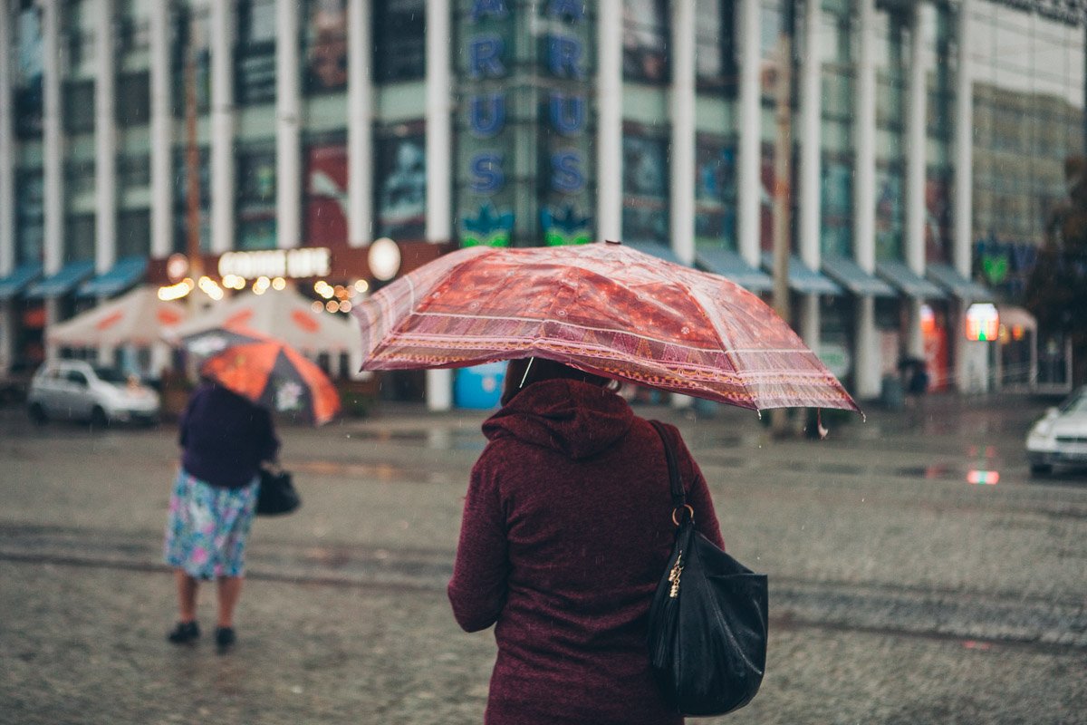 Люди одевают осенние вещи Люди одевают осенние вещи