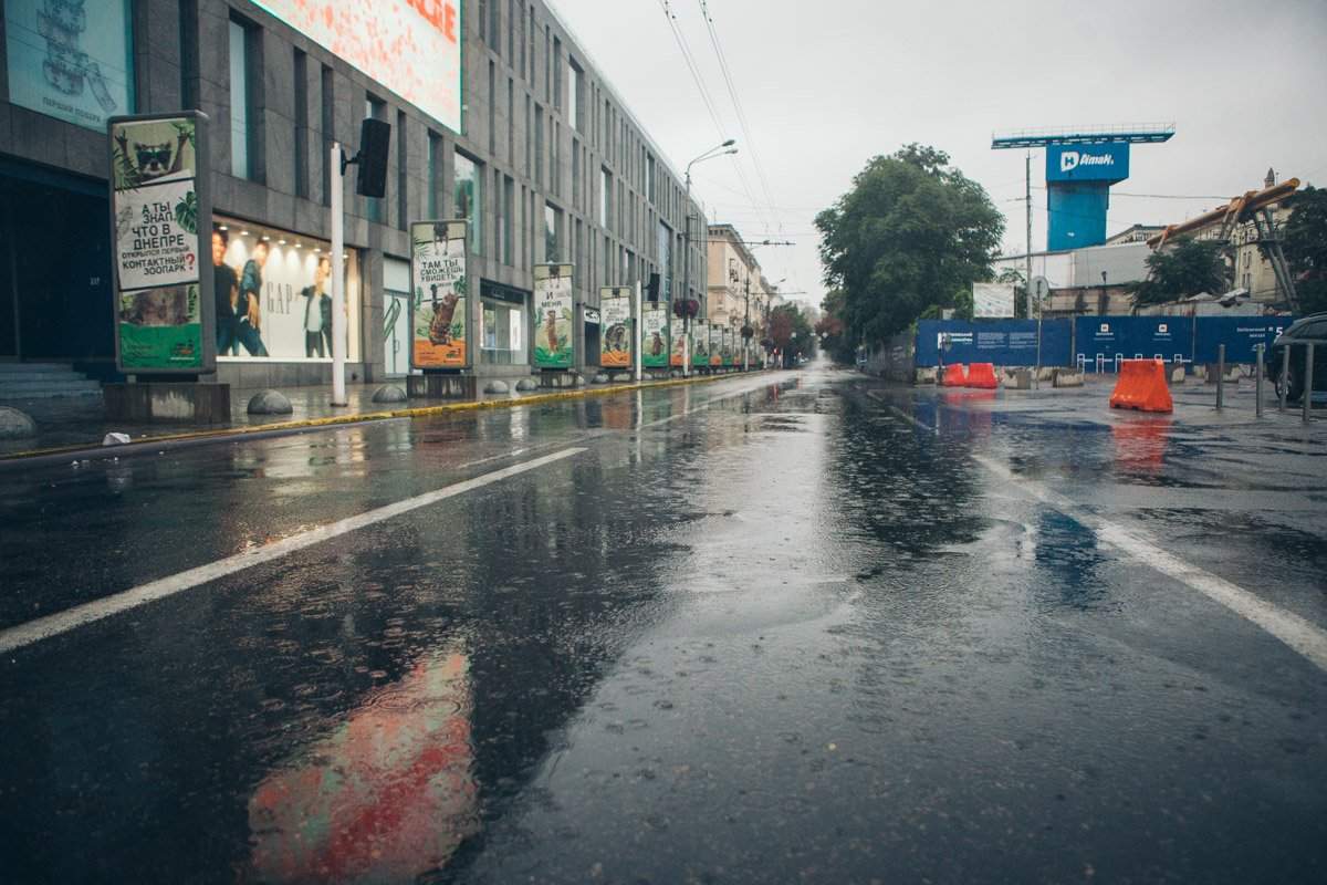Пустой дождливый центр города Пустой дождливый центр города