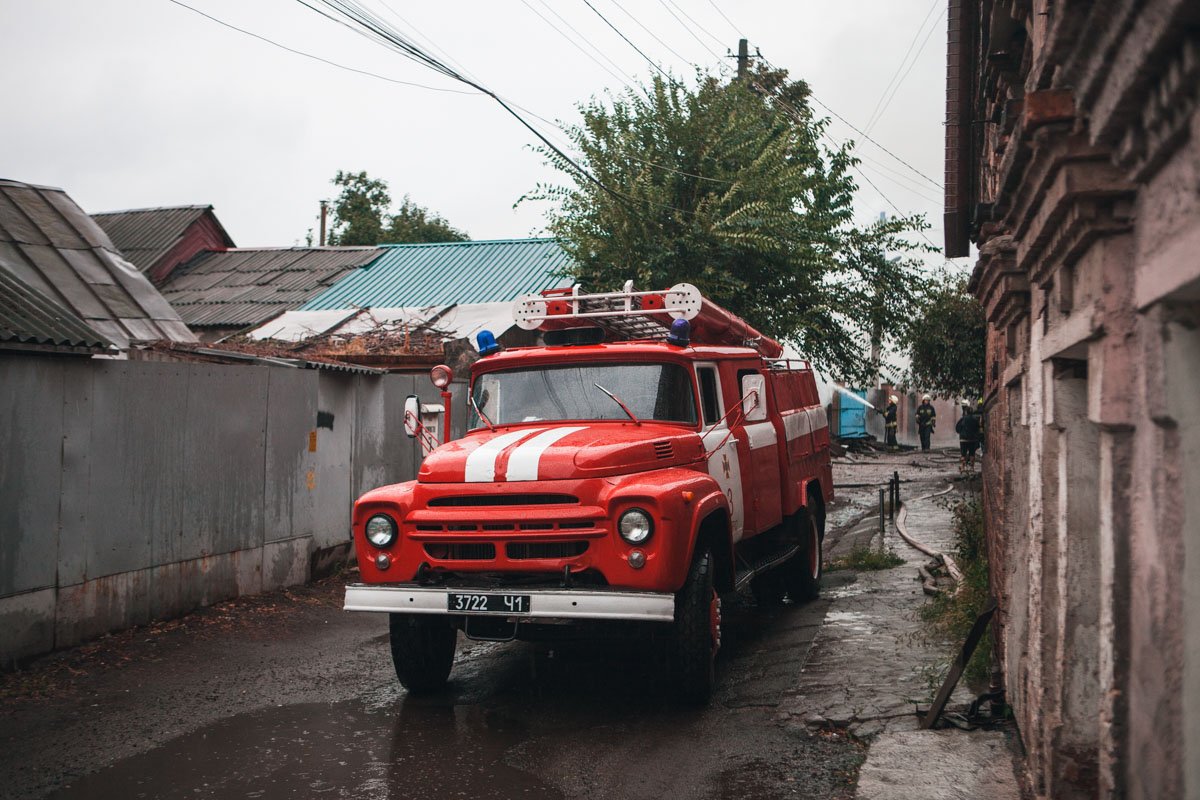 В Днепре на улице Извилистой сильный пожар