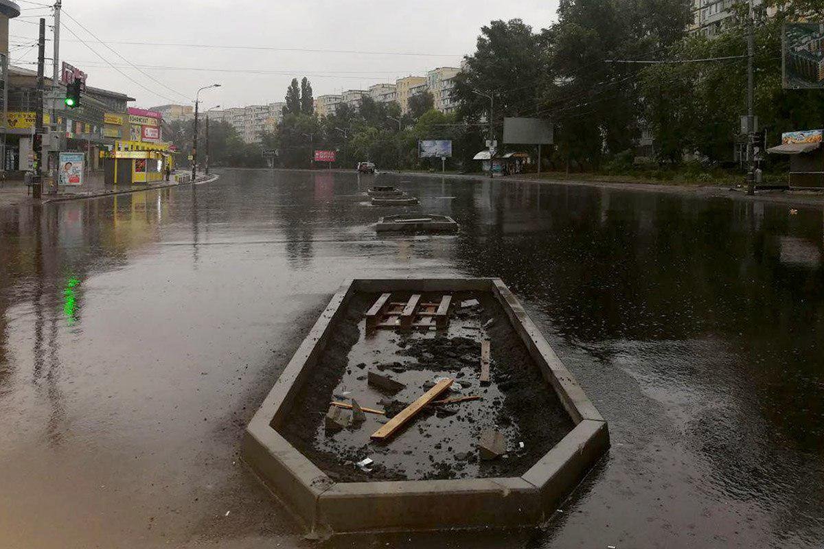 Предварительно, водитель ВАЗа не заметил островок безопасности и наехал на него Предварительно, водитель ВАЗа не заметил островок безопасности и наехал на него