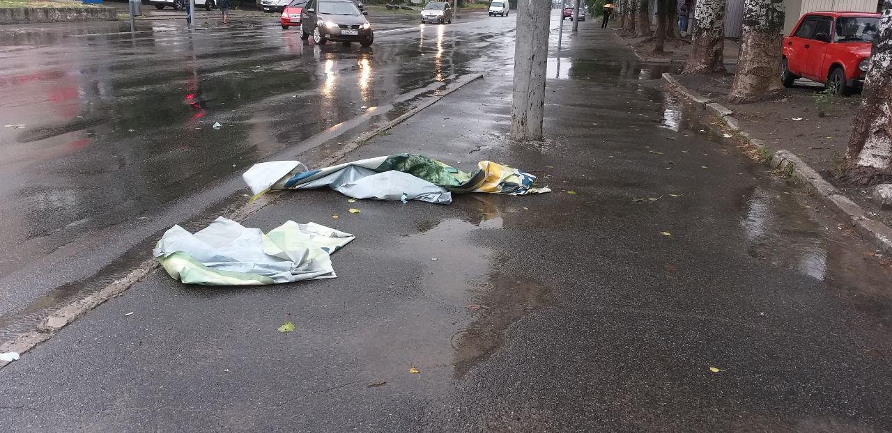 Сорванная ветром реклама на улице Калиновой