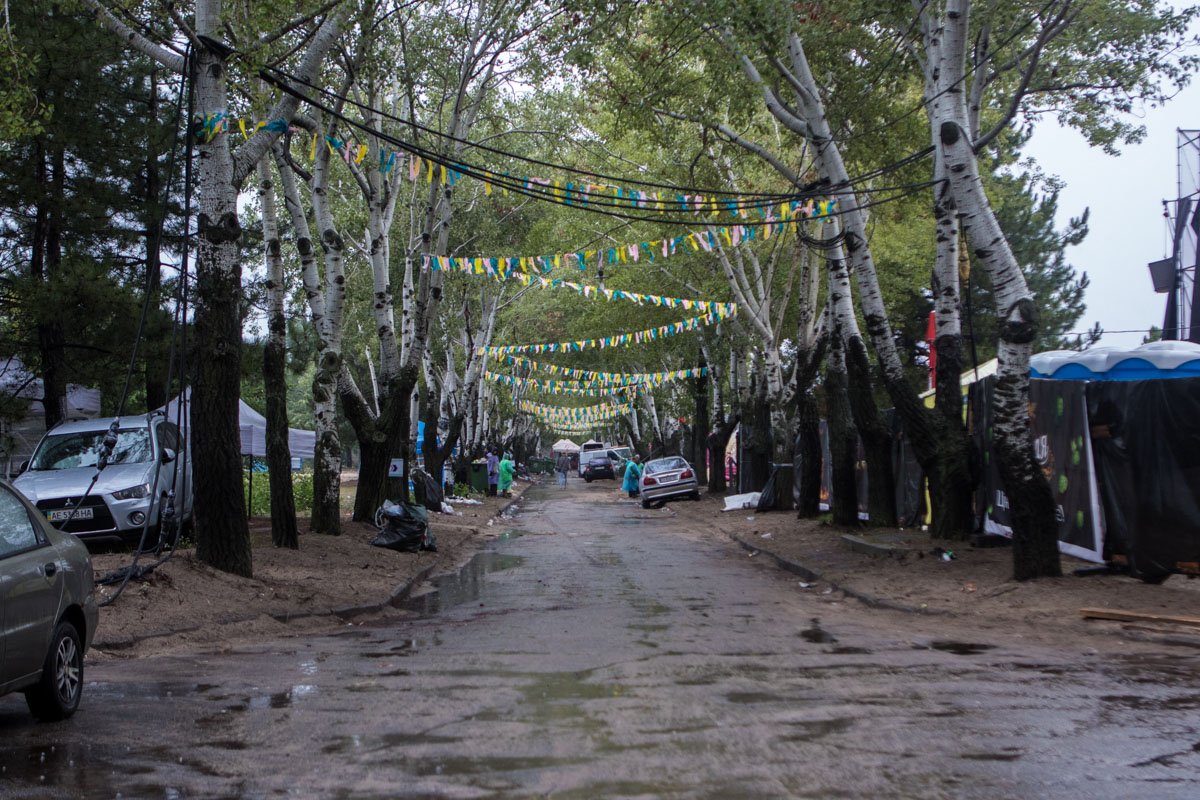 Посетителя фестиваля на время превратились в разноцветных гномиков