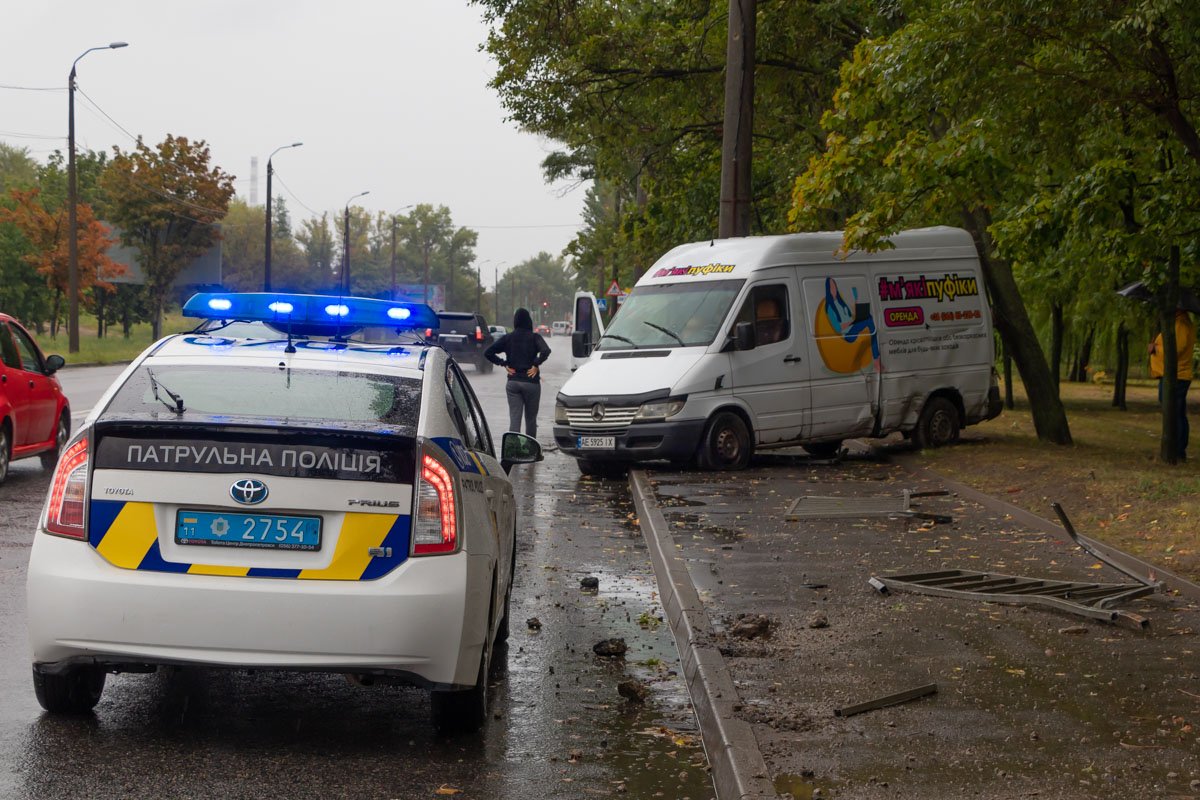Авария произошла в районе дома № 130 на Набережной Победы Авария произошла в районе дома № 130 на Набережной Победы