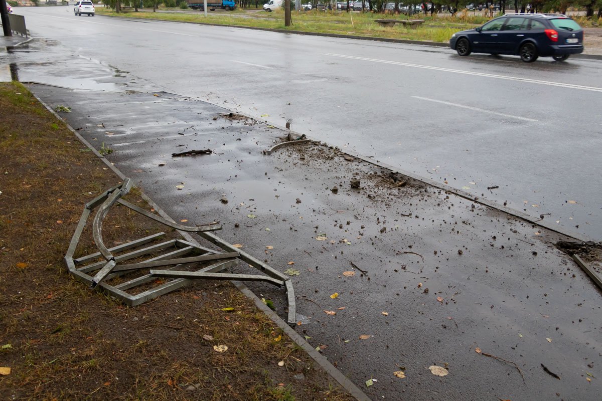 Город лишился пары секций пешеходных ограждений Город лишился пары секций пешеходных ограждений