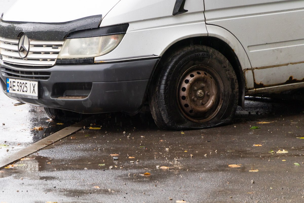 Предварительно, водитель не справился с управлением и вылетел на тротуар Предварительно, водитель не справился с управлением и вылетел на тротуар