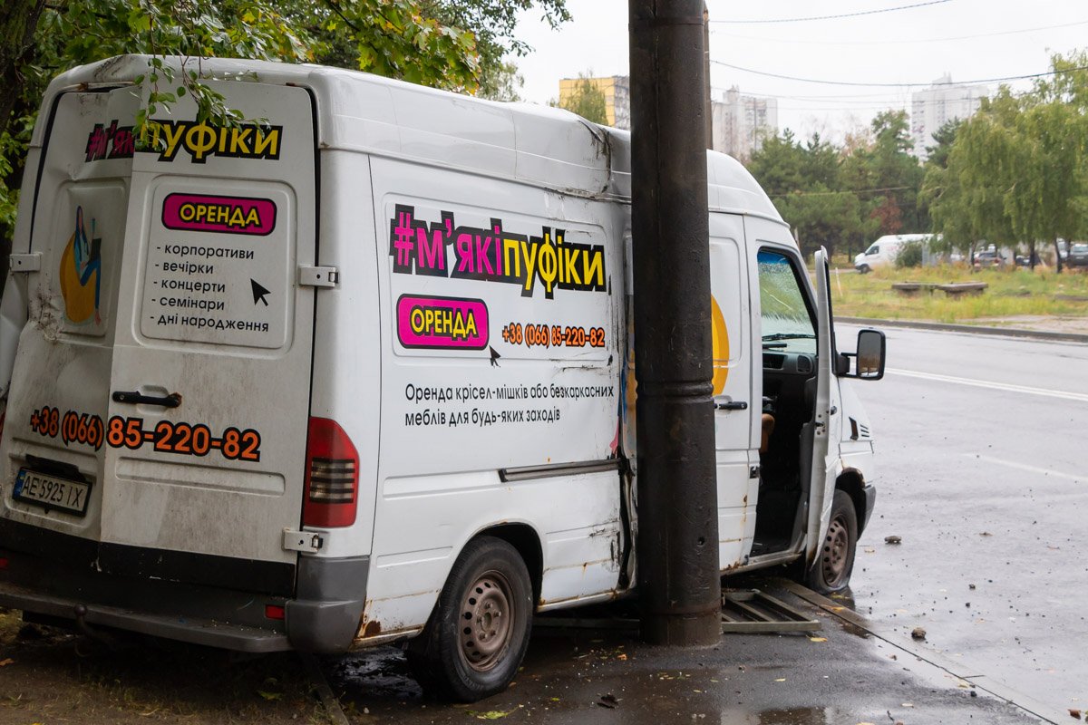 ... и врезался в столб ... и врезался в столб