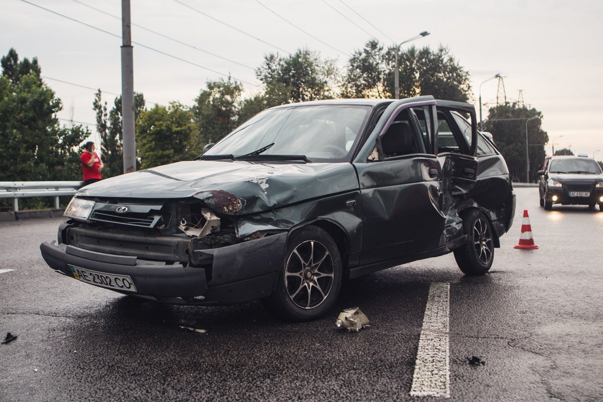 Предварительно, на повороте водитель автомобиля не справился с управлением и вылетел на встречку