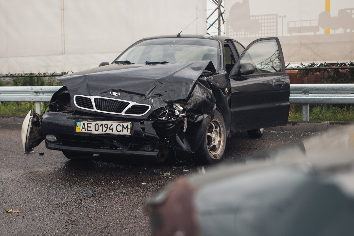 Daewoo ехал по Набережной Заводской в сторону центра