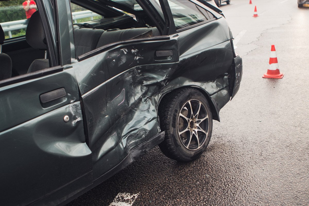 Удар пришелся в бок Lada