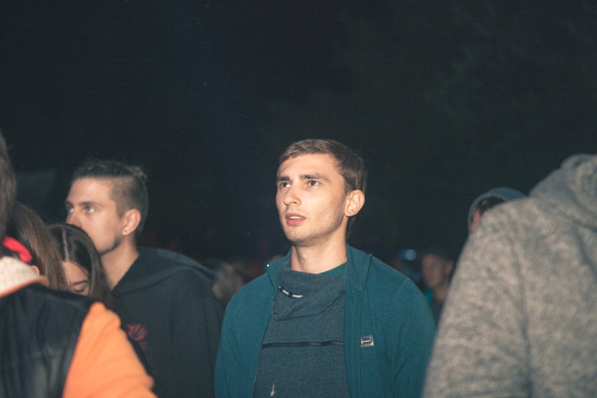 - Что делает этот диджей?
